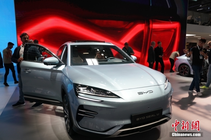 2023年德國國際汽車及智慧出行博覽會(huì)(IAA mobility)(亦簡(jiǎn)稱慕尼黑國際車展)將于9月5日正式開幕。在9月4日舉行的媒體日，記者看到諸品牌紛紛攜“拳頭”產(chǎn)品亮相。圖為當(dāng)日比亞迪SEAL U在歐洲首秀。<a target='_blank' href='/'><p  align=