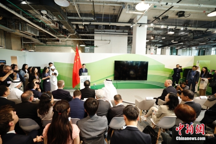 當?shù)貢r間11月30日，《聯(lián)合國氣候變化框架公約》第28次締約方大會(COP28)中國角開幕式暨“生態(tài)文明與美麗中國實踐”邊會在迪拜舉行。圖為中國生態(tài)環(huán)境部部長黃潤秋在邊會上發(fā)表致辭。<a target='_blank' href='/' _fcksavedurl='/'><p  align=