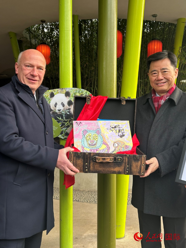 吳墾大使和韋格納市長(zhǎng)手捧德國(guó)兒童為“夢(mèng)想”“夢(mèng)圓”準(zhǔn)備的手繪“送別大禮包”。人民網(wǎng)記者 徐馨攝