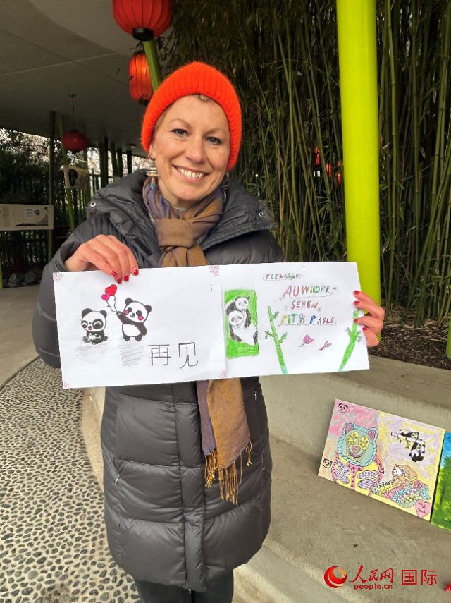 桑德拉和德國(guó)小朋友們的作品。右圖寫(xiě)著“祝福好運(yùn)，再見(jiàn) Pit和Paule（“夢(mèng)想”“夢(mèng)圓”的德語(yǔ)名字）”。人民網(wǎng)記者 徐馨攝