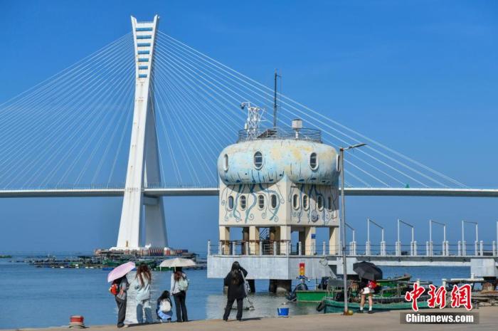 圖為游客在文昌鋪前漁港游玩。<a target='_blank' href='/' _fcksavedurl='/' ><p  align=
