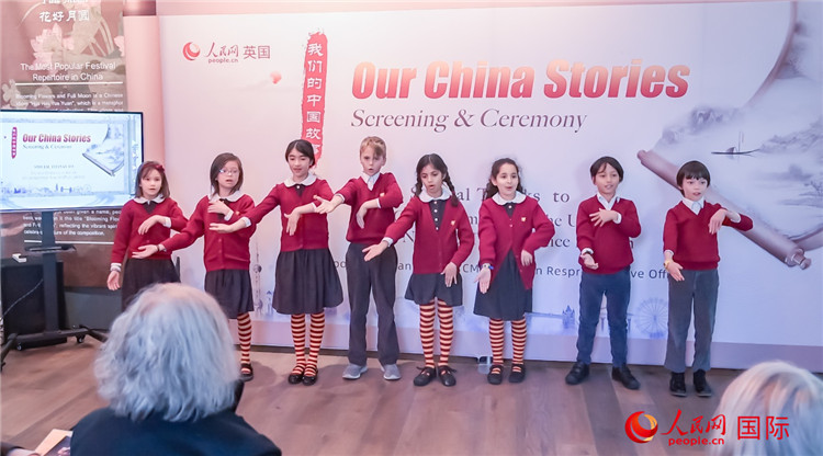 肯辛頓韋德預(yù)備學(xué)校小學(xué)生表演。人民網(wǎng) 郭錦標(biāo)攝