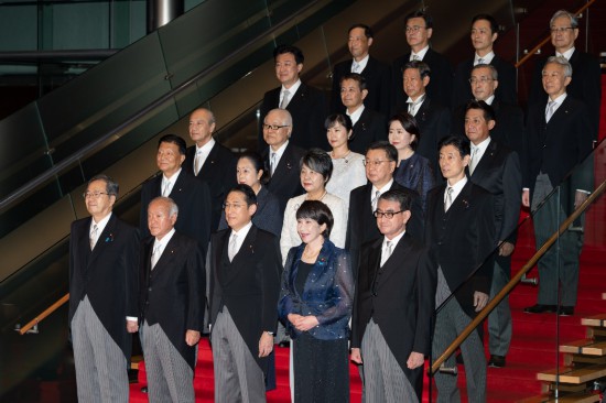 9月13日，日本首相岸田文雄（前排中）在東京的首相官邸率閣僚合影。新華社記者張笑宇攝
