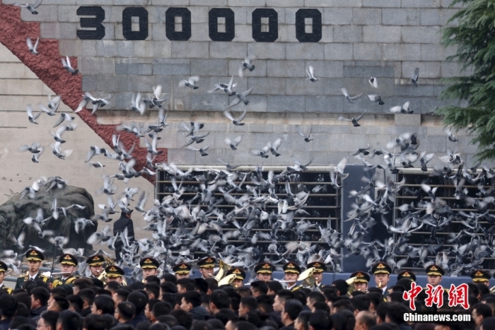 12月13日是第十個(gè)南京大屠殺死難者國(guó)家公祭日。當(dāng)天上午，南京大屠殺死難者國(guó)家公祭儀式在侵華日軍南京大屠殺遇難同胞紀(jì)念館舉行。圖為國(guó)家公祭儀式現(xiàn)場(chǎng)。<a target='_blank' href='/'><p  align=