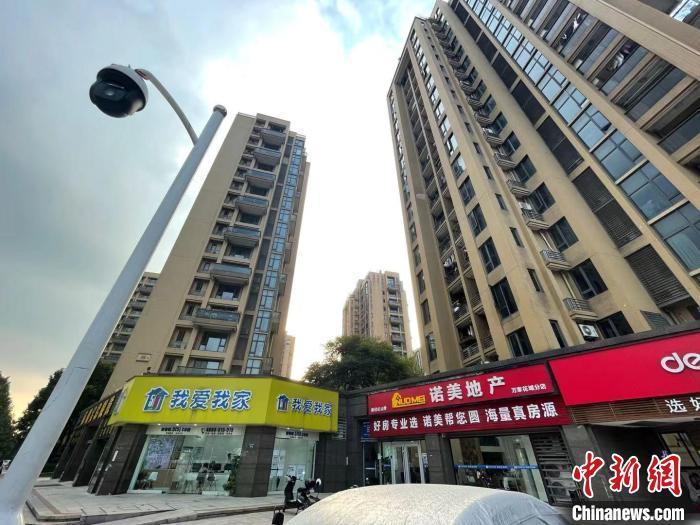 多家房地產(chǎn)中介。 蘇婷 攝