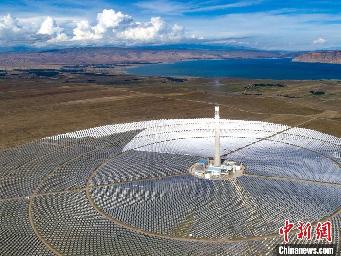 資料圖：光伏發(fā)電園區(qū)一隅。張進(jìn)剛 攝