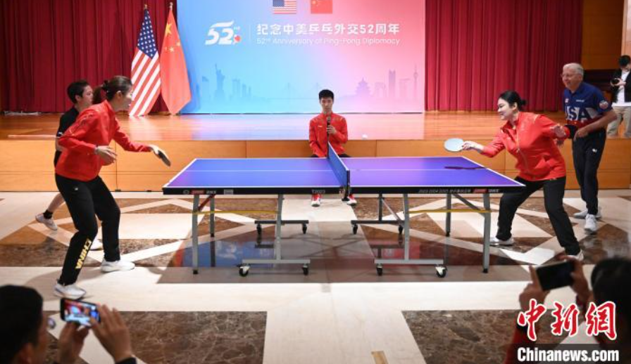 當(dāng)?shù)貢r(shí)間12月13日，中國駐美使館在華盛頓舉辦慶?；顒蛹o(jì)念中美乒乓外交52周年。圖為丁寧、劉偉、戴爾等中美運(yùn)動員上演混雙表演賽。中新社記者 陳孟統(tǒng) 攝