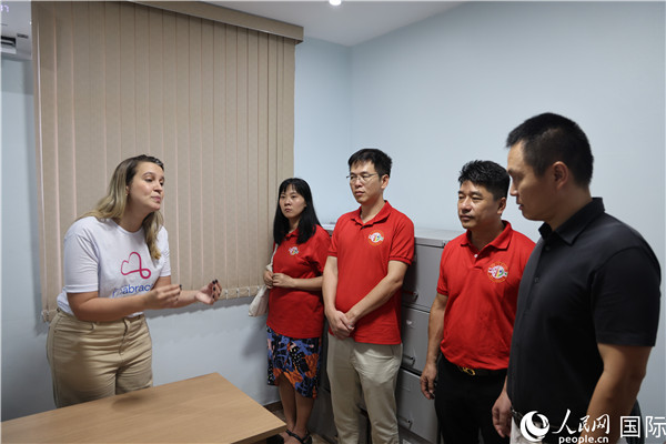 王尉育等人參觀并了解協(xié)會活動場所及設施。人民網(wǎng)記者 時元皓攝
