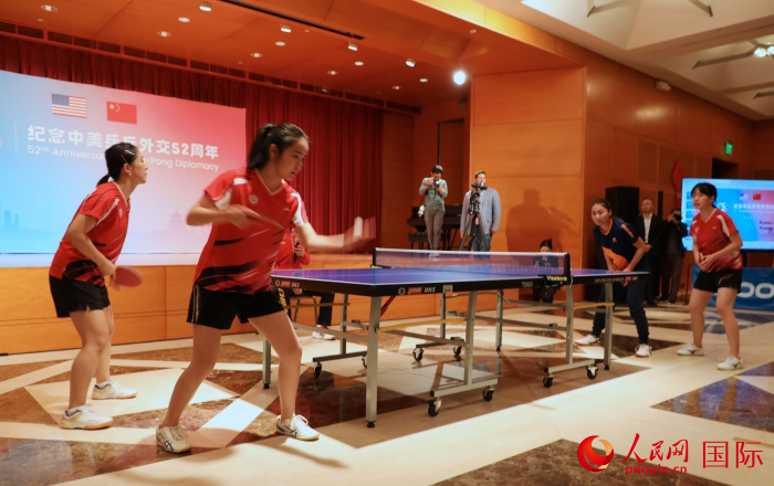 來自北京大學(xué)、美國弗吉尼亞大學(xué)的中美青年乒乓球運(yùn)動員進(jìn)行表演賽。人民網(wǎng)記者 李志偉攝
