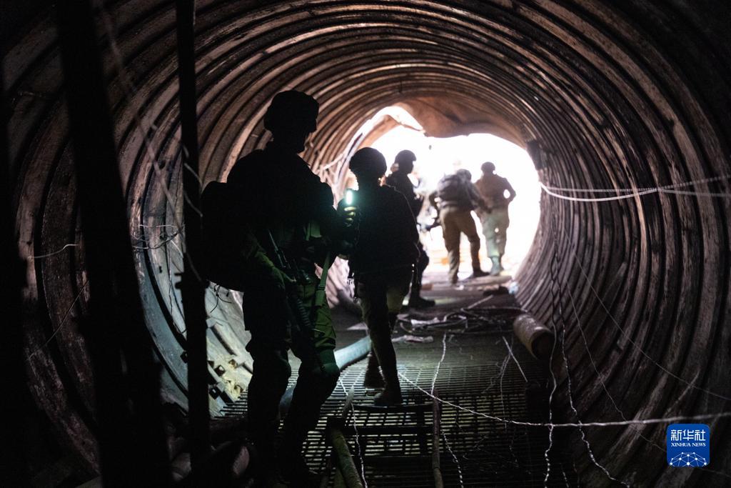 這張以色列國防軍12月17日發(fā)布的照片顯示，以軍地面部隊在加沙地帶發(fā)現(xiàn)一處大型地下隧道。新華社發(fā)