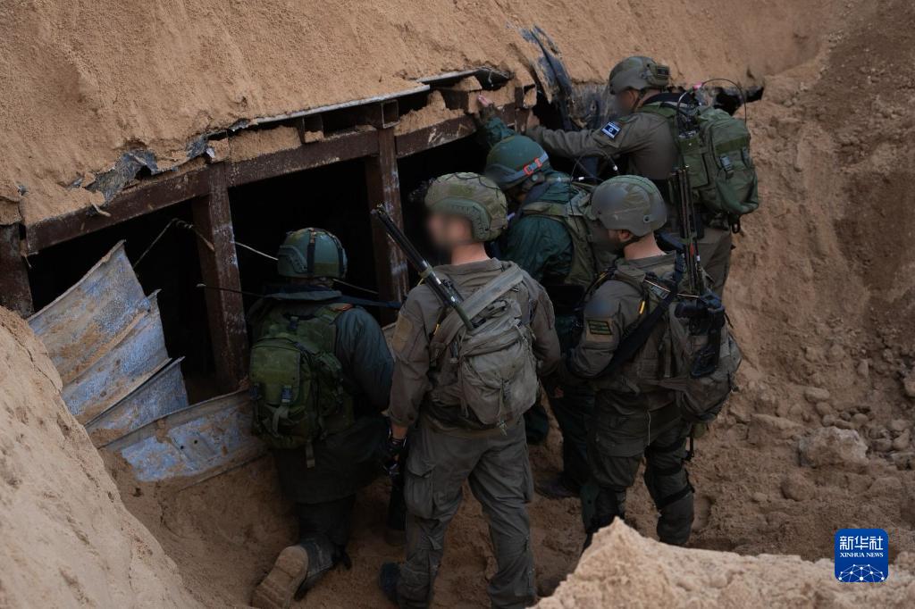 這張以色列國防軍12月17日發(fā)布的照片顯示，以軍地面部隊在加沙地帶發(fā)現(xiàn)一處大型地下隧道。新華社發(fā)