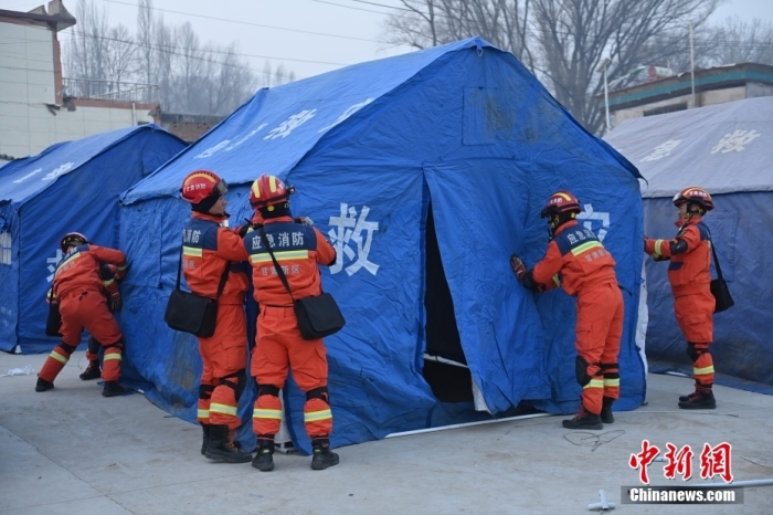 12月19日，甘肅臨夏州積石山縣發(fā)生6.2級地震后，地震受災嚴重的積石山縣大河家鎮(zhèn)部分房屋出現(xiàn)開裂倒塌，受損情況嚴重。據(jù)報道，目前，救援力量正在受災最嚴重的大河家鎮(zhèn)10個行政村開展拉網(wǎng)式搜救。圖為救援人員在大河家鎮(zhèn)搭建救災帳篷。<a target='_blank' href='/'><p  align=