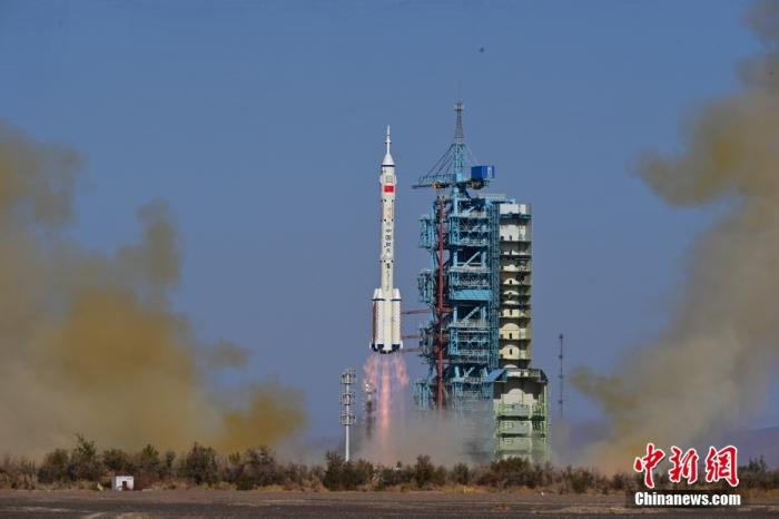 資料圖：北京時間2023年10月26日11時14分，搭載神舟十七號載人飛船的長征二號F遙十七運載火箭在酒泉衛(wèi)星發(fā)射中心點火發(fā)射。汪江波 攝