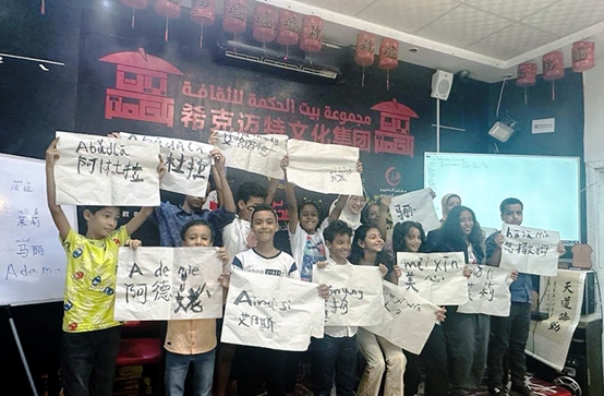 學(xué)著用中文書寫自己姓名的埃及兒童們。埃及希克邁特文化集團(tuán)供圖