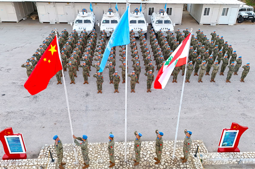 1月1日，中國(guó)第22批赴黎巴嫩維和官兵們舉行升旗儀式。胡光明攝