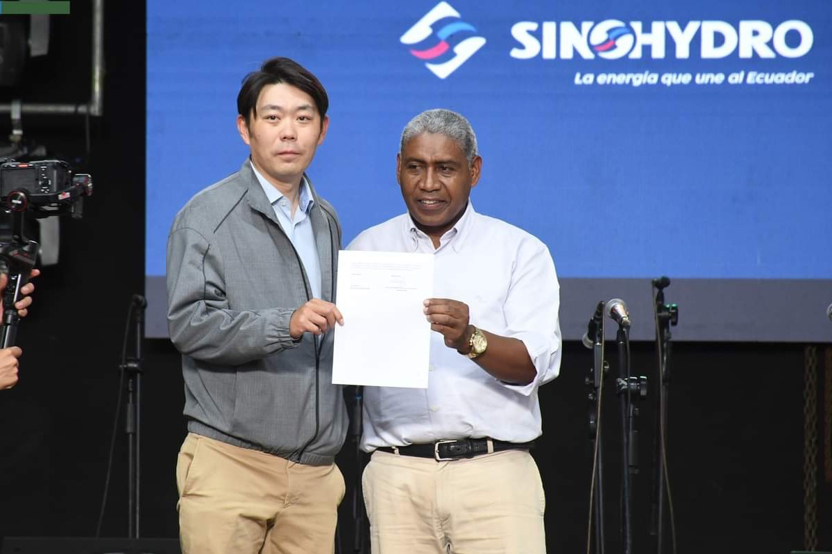 中國電建厄瓜多爾國別代表白納（左）代表中國電建向厄瓜多爾埃爾查科市康復中心捐贈了一批康復器材，埃爾查科市市長奧斯卡·德拉克魯斯·卡瓦蒂霍（右）對中國企業(yè)的善舉表示感謝。中國電建厄瓜多爾代表處供圖