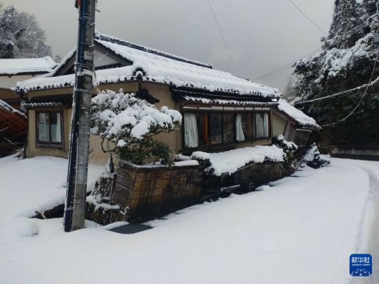 這是1月8日拍攝的日本能登半島地震災(zāi)區(qū)珠洲市的街景。