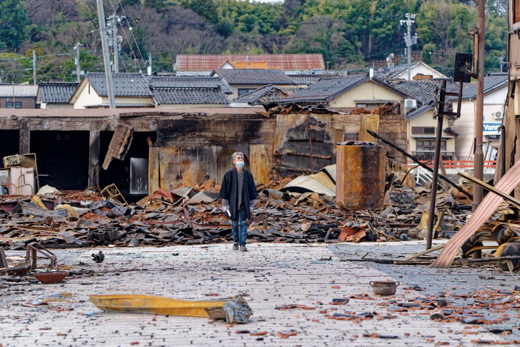 1月4日，一名市民查看日本石川縣輪島市“輪島早市”廢墟。新華社記者張笑宇攝