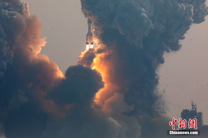 北京時間1月11日13時30分，引力一號遙一運載火箭由太原衛(wèi)星發(fā)射中心在山東海陽附近海域點火升空，將云遙一號18～20星3顆衛(wèi)星送入預定軌道，飛行試驗任務獲得圓滿成功。這是引力一號火箭首次飛行，創(chuàng)造全球最大固體運載火箭、中國運力最大民商火箭紀錄。圖/太原衛(wèi)星發(fā)射中心