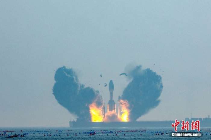 北京時間1月11日13時30分，引力一號遙一運載火箭由太原衛(wèi)星發(fā)射中心在山東海陽附近海域點火升空，將云遙一號18～20星3顆衛(wèi)星送入預定軌道，飛行試驗任務獲得圓滿成功。這是引力一號火箭首次飛行，創(chuàng)造全球最大固體運載火箭、中國運力最大民商火箭紀錄。圖/太原衛(wèi)星發(fā)射中心