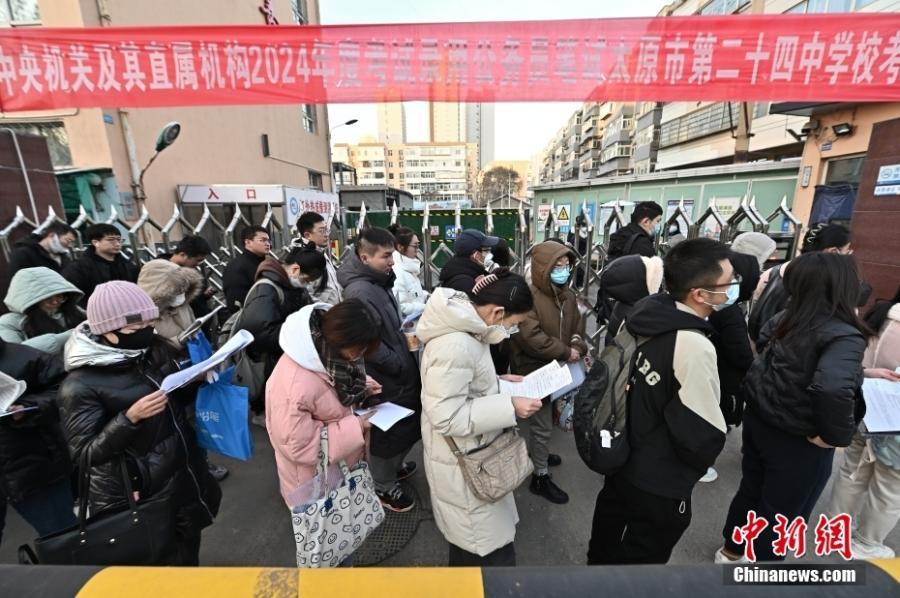 2023年11月26日，山西省太原市，考生步入考場。當日，中央機關(guān)及其直屬機構(gòu)2024年度考試錄用公務(wù)員公共科目筆試開考。<a target='_blank' href='/'><p  align=