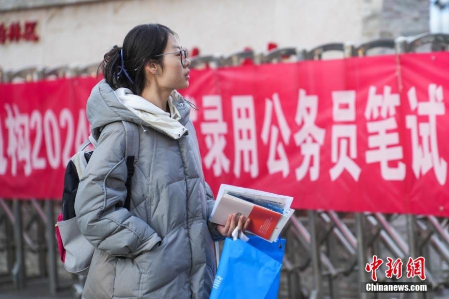 2023年11月26日，山西省太原市，考生步入考場。當日，中央機關(guān)及其直屬機構(gòu)2024年度考試錄用公務(wù)員公共科目筆試舉行。<a target='_blank' href='/'><p  align=