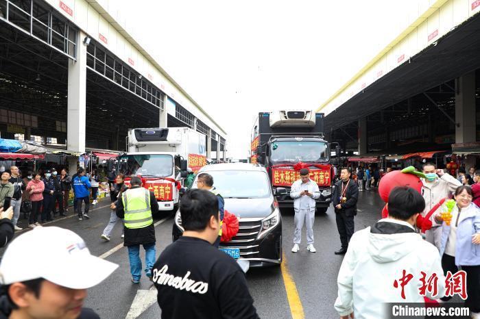 運載蔓越莓車隊前，不少民眾正在圍觀打卡。 王偉臣 攝