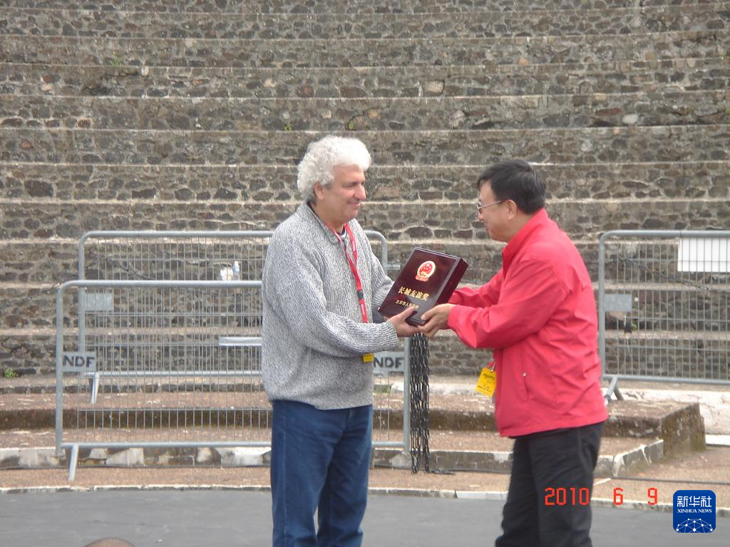 這是2010年帕特里克·索米耶（圖左）獲頒北京市人民政府授予的“長城友誼獎”時的資料照片。新華社發(fā)（受訪對象供圖）