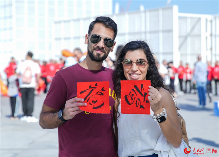游客展示“福”字。人民網(wǎng) 塔里克·易卜拉欣攝