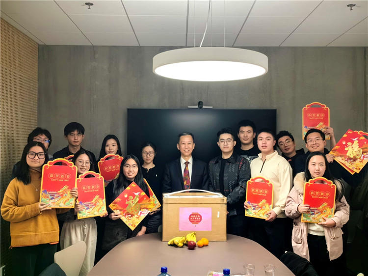 中國駐瑞典大使崔愛民看望慰問瑞典隆德大學(xué)中國留學(xué)生。中國駐瑞典大使館供圖