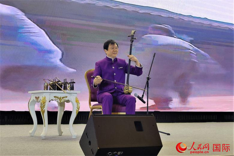 二胡演奏家、國家一級演員王之輝演奏《新春樂》。人民網(wǎng)記者 于宏建攝