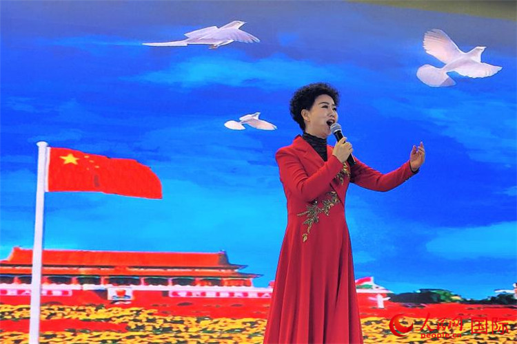 女高音歌唱家、國家一級演員江如虹演唱《我愛你中國》。人民網(wǎng)記者 于宏建攝