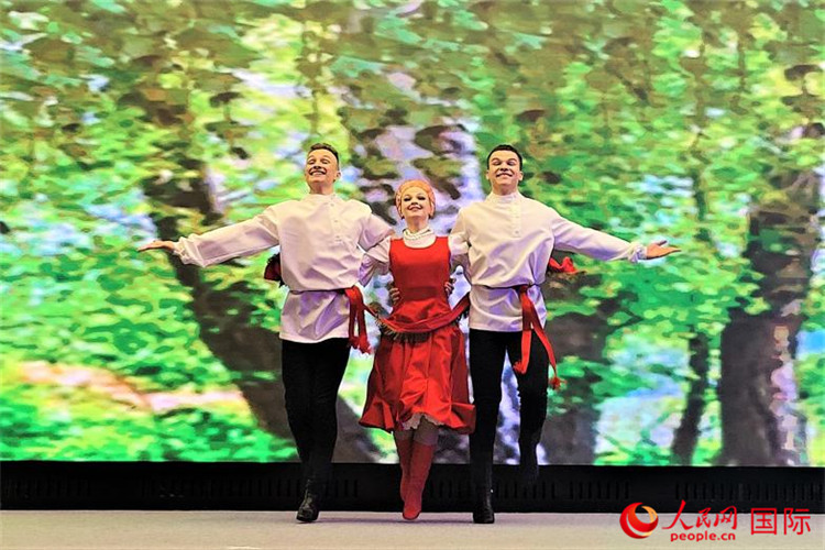 來自莫斯科州藝術(shù)學(xué)院舞蹈團(tuán)的演員表演舞蹈《三套車》。人民網(wǎng)記者 于宏建攝