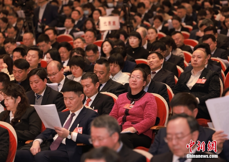 1月23日，安徽省第十四屆人民代表大會第二次會議在合肥開幕。圖為代表委員認(rèn)真聽取政府工作報(bào)告。