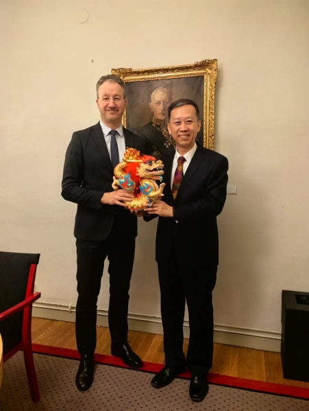中國駐瑞典大使崔愛民（右）會見瑞典外交部外貿(mào)總司長嚴(yán)波（左）。中國駐瑞典大使館供圖