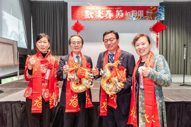 向池田知事、大西市長贈送“歡樂春節(jié)“吉祥龍。從左到右為魏有美副總領(lǐng)事、池田豊人知事、大西秀人市長、馬曉琛主任。中國駐大阪旅游辦事處供圖