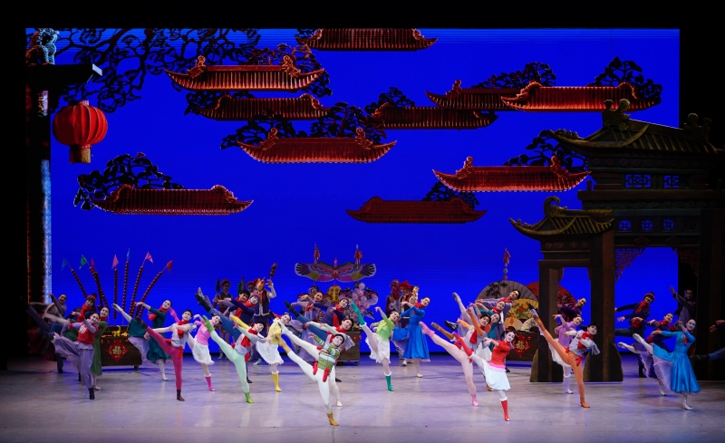 1月26日晚，中央芭蕾舞團(tuán)賀歲芭蕾舞劇《過(guò)年》作為開(kāi)幕演出，亮相阿布扎比國(guó)際藝術(shù)節(jié)，圖為劇照。中央芭蕾舞團(tuán)供圖