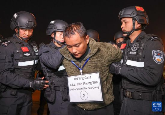 1月30日，在緬甸內(nèi)比都國際機場，緬甸警方依法向我公安機關(guān)移交緬北重大犯罪嫌疑人白應(yīng)蒼。新華社記者 殷剛 攝