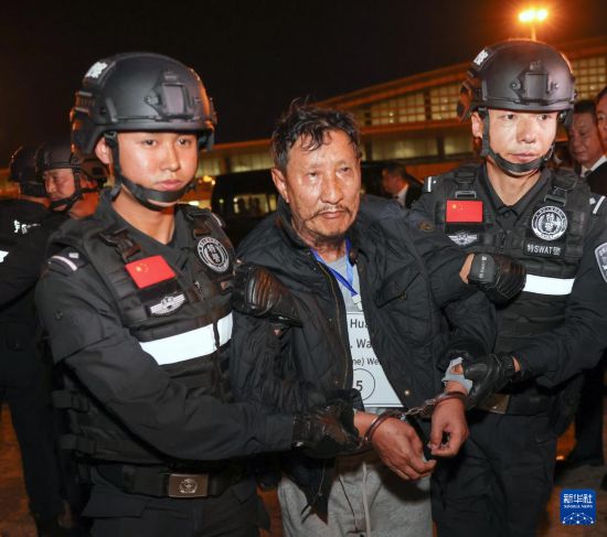 1月30日，在緬甸內(nèi)比都國際機場，緬甸警方依法向我公安機關(guān)移交緬北重大犯罪嫌疑人魏懷仁。新華社記者 殷剛 攝
