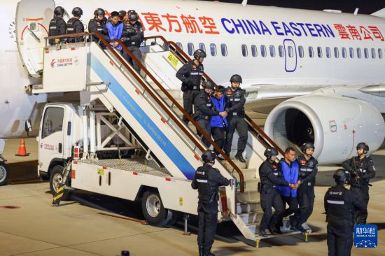 1月30日，在云南昆明長水機場，白所成、白應(yīng)蒼、魏懷仁、劉正祥、劉正茂、徐老發(fā)等10名緬北重大犯罪嫌疑人被我公安機關(guān)成功押解回國。新華社記者 殷剛 攝