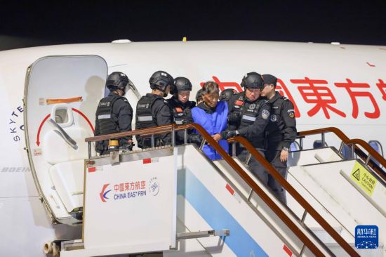 1月30日，在云南昆明長水機場，緬北重大犯罪嫌疑人白所成被我公安機關(guān)成功押解回國。新華社記者 殷剛 攝