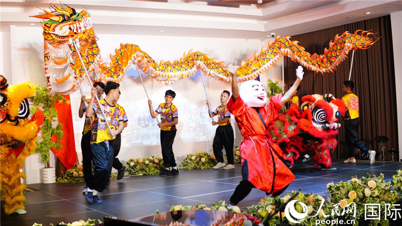 在菲留學(xué)生通過(guò)舞龍舞獅表演呈現(xiàn)中華優(yōu)秀傳統(tǒng)文化魅力。人民網(wǎng)記者樊帆 攝