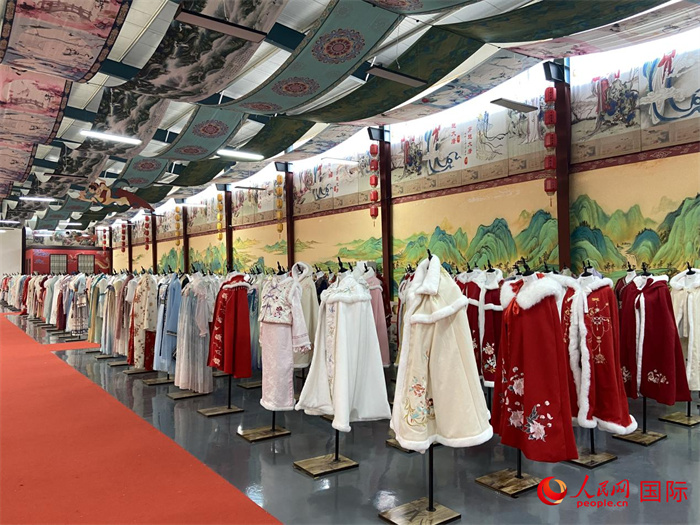 1月24日，在山東省菏澤市曹縣大集鎮(zhèn)穿越大唐漢服云倉直播基地展廳里擺放的漢服。 人民網(wǎng) 周琳佳攝