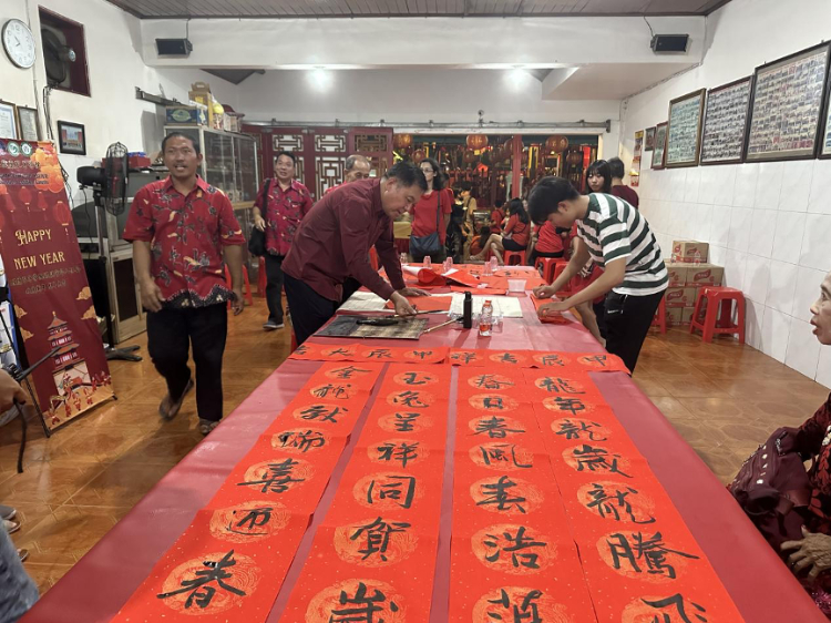 茍皓東為華人朋友現(xiàn)場(chǎng)寫春聯(lián)送福字。巴陵康孔子學(xué)院供圖