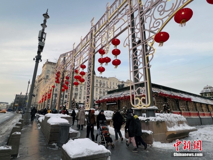 當?shù)貢r間2月9日，中國農(nóng)歷新年慶?；顒訂觾x式在莫斯科市中心的卡梅爾格爾斯基巷舉行。圖為特維爾大街裝飾的中國大紅燈籠。<a target='_blank' href='/'><p  align=