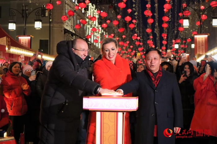 張漢暉、扎哈羅娃、科茲洛夫（從右至左）共同按下活動啟動按鈕。于子恒攝