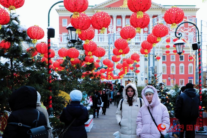 俄羅斯民眾在活動現(xiàn)場參觀游玩。人民網(wǎng)記者 隋鑫攝