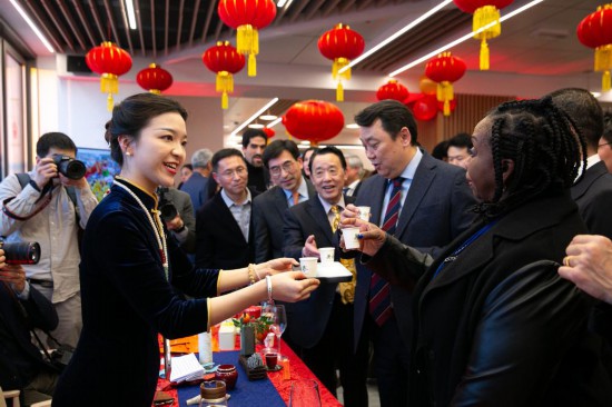 2月2日，人們在位于意大利羅馬的聯(lián)合國糧農組織總部體驗中國茶藝。新華社記者李京攝