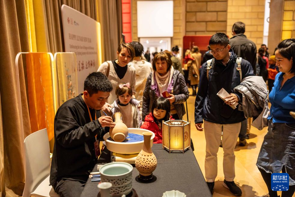 2月11日，參觀者在美國費(fèi)城藝術(shù)博物館舉行的龍年迎新春活動(dòng)上觀看瓷器制作。新華社發(fā)（周煥新攝）