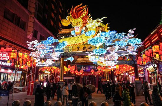 2月11日，游客在沈陽中街游覽。春節(jié)期間，各地?zé)艋痂?、火樹銀花，呈現(xiàn)出一幕幕流光溢彩的視覺盛宴。（新華社記者潘昱龍攝）